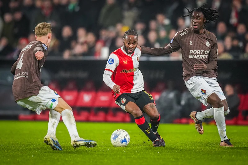 Sterling tái xuất sau 9 tháng sắm vai ‘mất tích’ - Ảnh 1