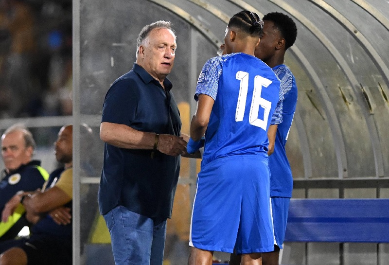 HLV Advocaat từ chức chỉ 3 tháng sau kỳ tích cùng ĐT Curacao - Ảnh 1