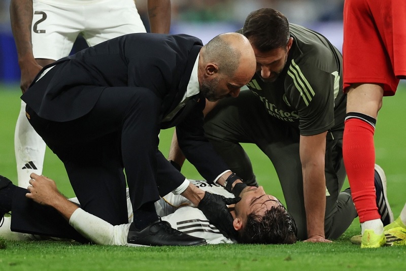 Ngôi sao Real Madrid được đưa đi cấp cứu khẩn cấp sau pha va chạm mạnh - Ảnh 1