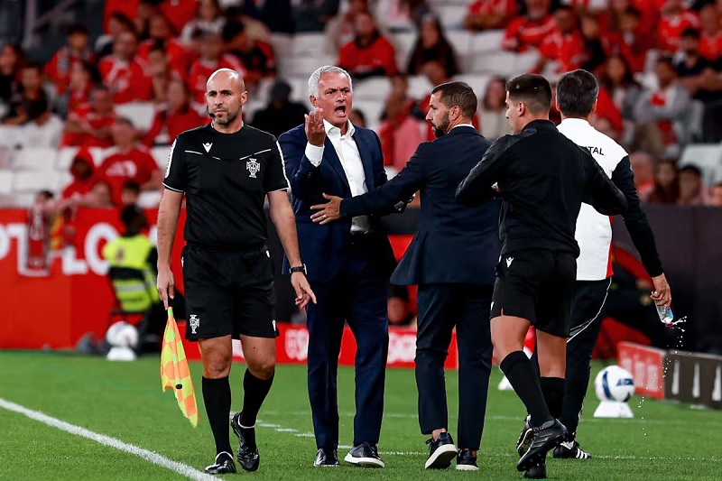 Mourinho úp mở khả năng rời Benfica - Ảnh 1