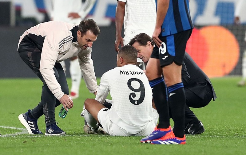 Mbappe thoát cảnh ‘dao kéo’, điều trị bằng phương pháp đặc biệt  - Ảnh 1