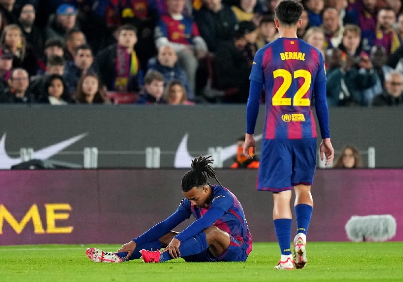 Barcelona nhận cú sốc khi 2 trụ cột cùng chấn thương - Ảnh 1