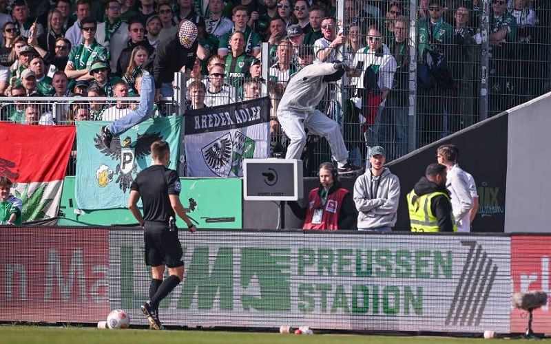 CĐV bị cáo buộc phá hệ thống VAR khiến trận đấu rơi vào tranh cãi - Ảnh 1