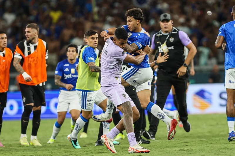 SỐC: 23 thẻ đỏ được rút ra trong một trận chung kết tại Brazil - Ảnh 1