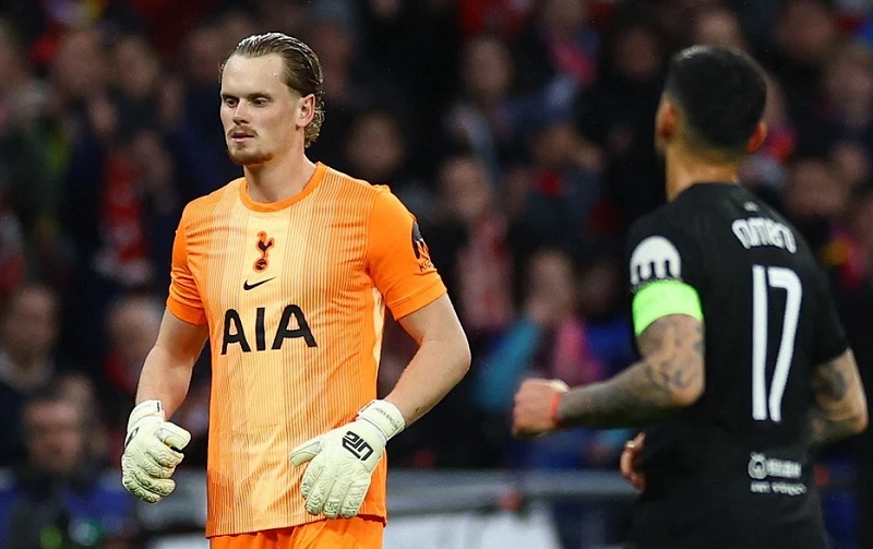 Thủng lưới 3 bàn sau 15 phút, thủ môn Tottenham ghi tên vào lịch sử theo cách cay đắng - Ảnh 1