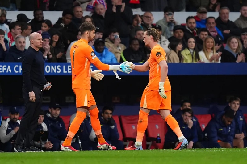 Thủng lưới 3 bàn sau 15 phút, thủ môn Tottenham ghi tên vào lịch sử theo cách cay đắng - Ảnh 2