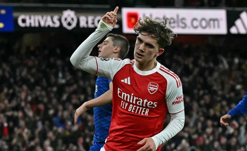 Chân sút 16 tuổi tạo cột mốc lịch sử trong ngày Arsenal tạo cách biệt 9 điểm với Man City - Ảnh 1