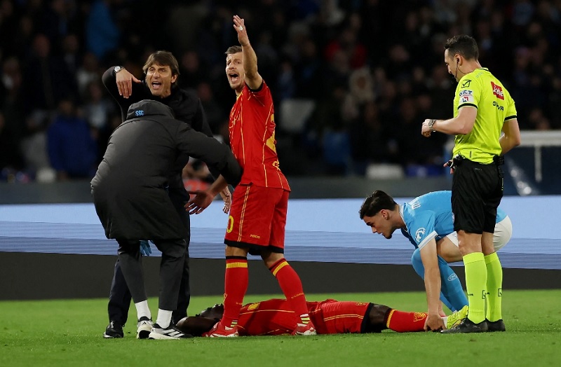 Trận đấu tại Serie A chứng kiến khoảnh khắc khiến toàn bộ các CĐV run rẩy - Ảnh 1