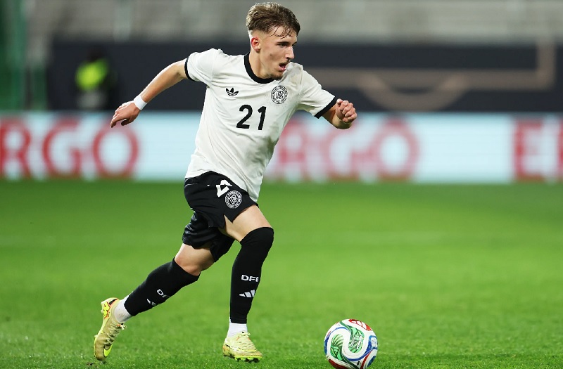 ĐT Đức gây bất ngờ khi gọi cầu thủ 18 tuổi trước World Cup - Ảnh 1