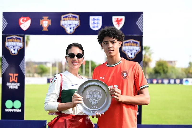 Con trai Ronaldo thử việc tại Real Madrid - Ảnh 2