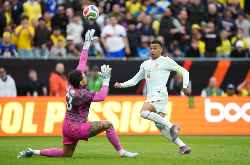 Mbappe áp sát kỷ lục ghi bàn của Giroud - Ảnh 1