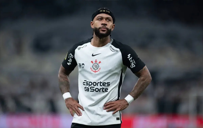 Depay đối mặt án treo giò 6 trận vì dùng điện thoại trên ghế dự bị - Ảnh 2