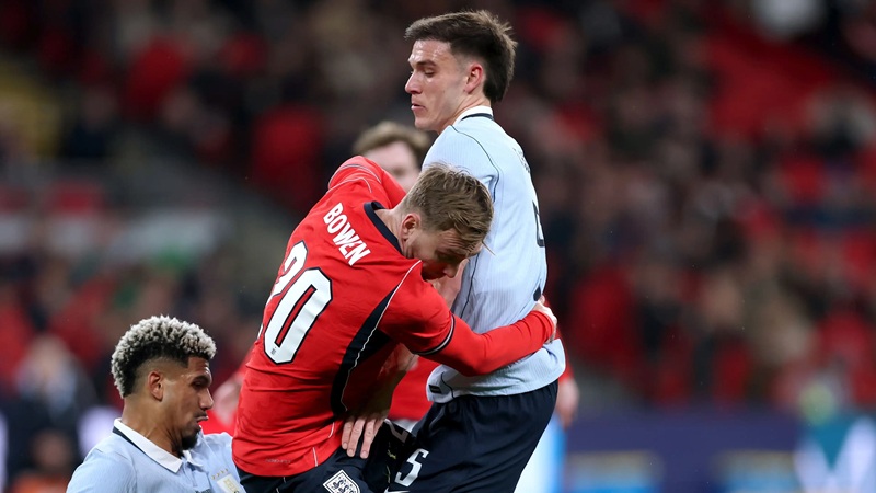 Vì sao cầu thủ Uruguay nhận 2 thẻ vàng nhưng không bị đuổi? - Ảnh 1