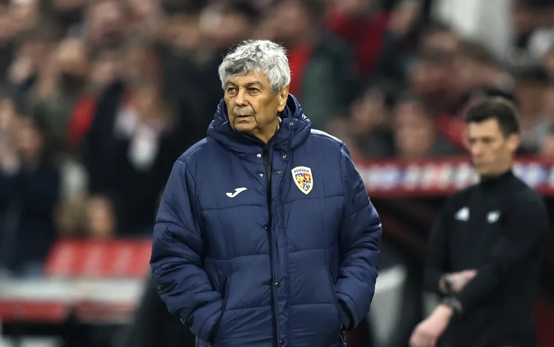 HLV Lucescu chia tay ĐT Romania - Ảnh 1