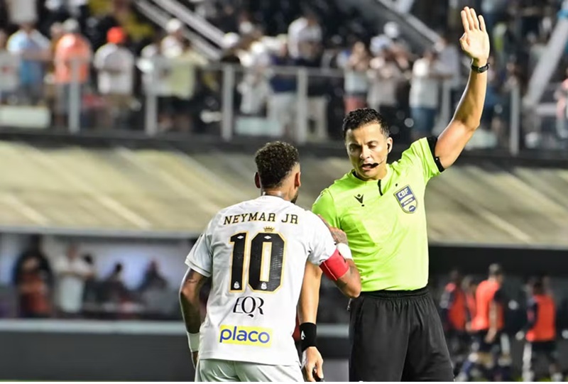 Neymar nguy cơ bị treo giò 10 trận - Ảnh 1