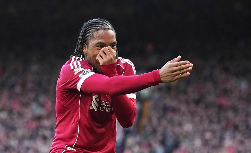 Ngumoha tạo cột mốc lịch sử tại Anfield - Ảnh 1