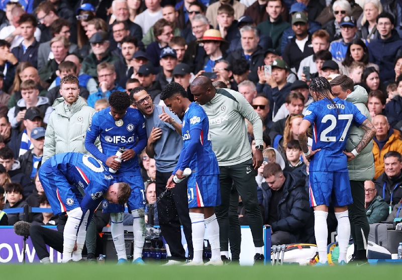 Chelsea khiến CĐV bất ngờ với quyết định liên quan đến HLV Rosenior - Ảnh 1