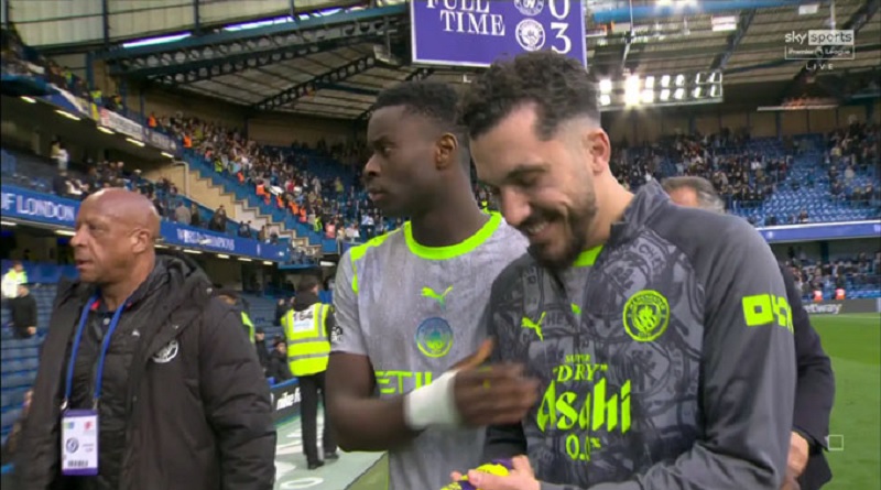 Hậu vệ Man City từ chối nhận giải Cầu thủ xuất sắc nhất trận - Ảnh 2