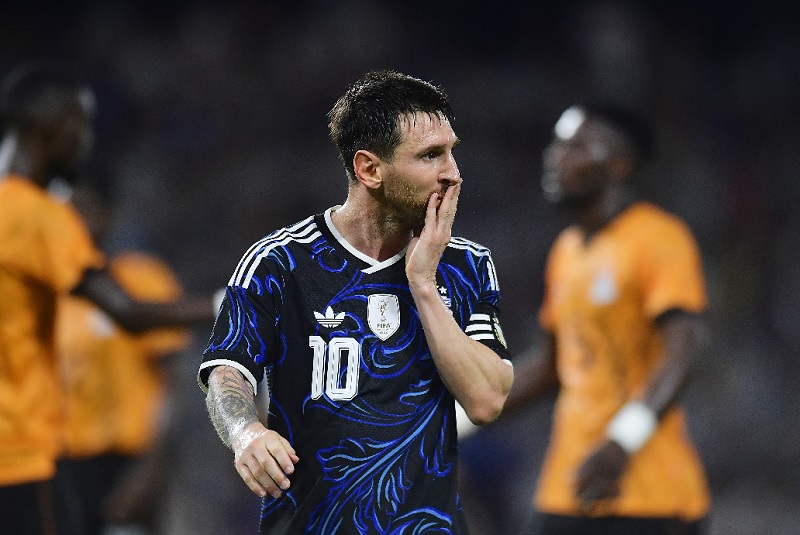 Messi và LĐBĐ Argentina bị kiện vì hợp đồng 7 triệu USD - Ảnh 1