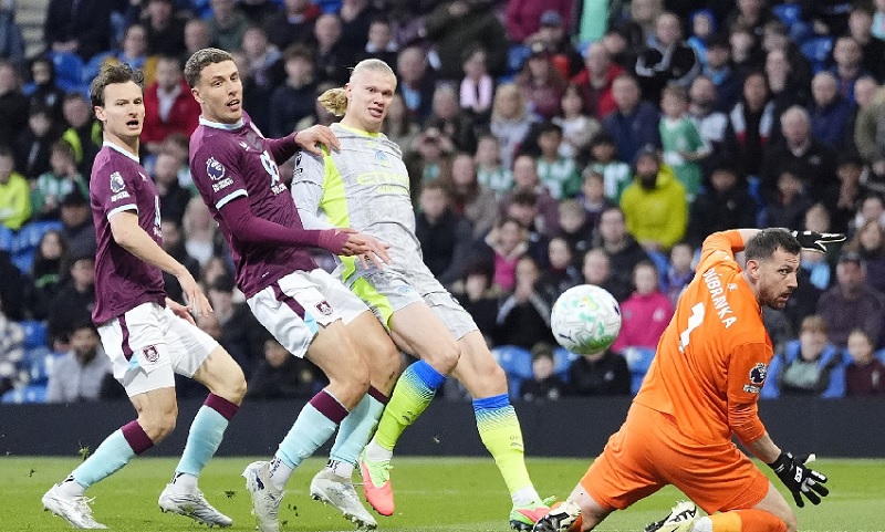 Cuộc đua vô địch Ngoại hạng Anh đảo chiều, Man City chiếm vị trí số 1 - Ảnh 1