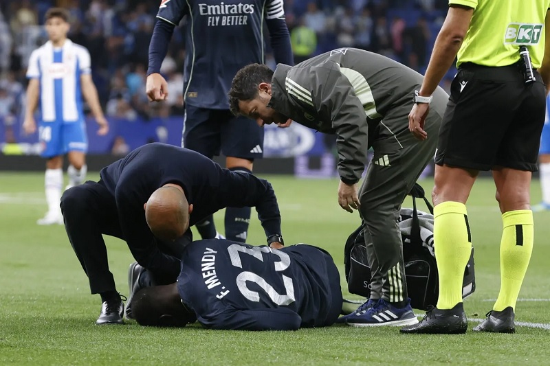 Ferland Mendy chấn thương, nghỉ hết mùa giải - Ảnh 1