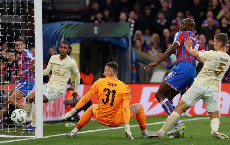 Crystal Palace viết chuyện cổ tích tại châu Âu - Ảnh 1