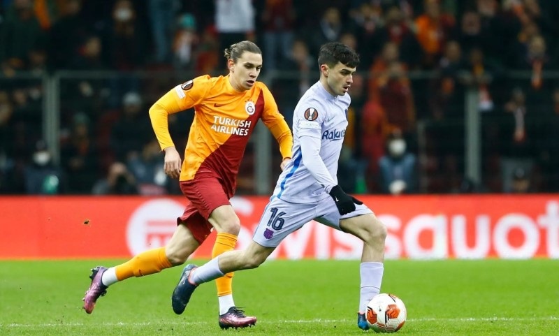 Soi kèo phạt góc Galatasaray vs Barcelona, 02h00 ngày 14/10 - Ảnh 1