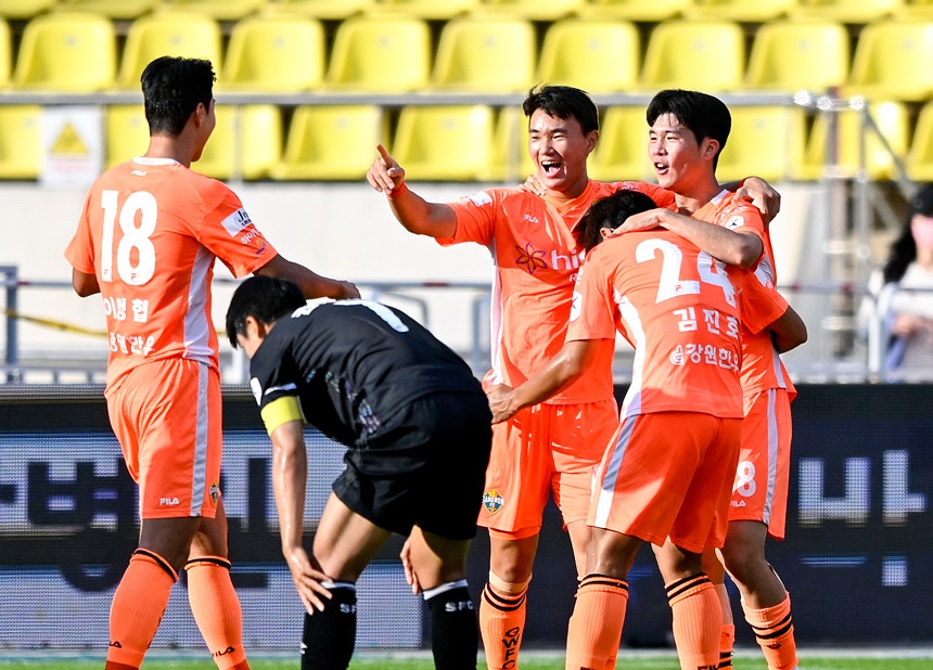 Nhận định, Soi kèo Gangwon vs Kuching City 17h00 ngày 29/10: Đi tìm chiến thắng đầu tay    - Ảnh 1