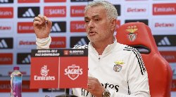 Mourinho úp mở khả năng rời Benfica