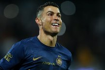 Ronaldo áp sát kỷ lục đá phạt của Messi