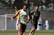 HLV Alonso trực tiếp thị phạm cho Mbappe