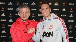Phil Jones tiết lộ đồng đội tại Manchester United luôn đi muộn