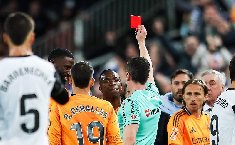 Vinícius xin lỗi sau thẻ đỏ trong trận thắng Valencia của Real Madrid