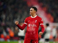 Liverpool ngược dòng không tưởng trong trận cầu 7 bàn thắng
