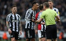 Cầu thủ Newcastle thoát thẻ đỏ theo cách ít ai ngờ tới