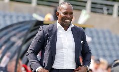 Huyền thoại MU mất ghế HLV ĐTQG vì không chấp nhận giảm lương