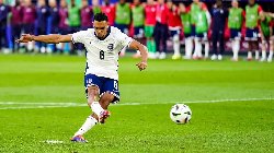 Trent Alexander-Arnold lập kỷ lục với cú sút penalty trước Thụy Sĩ