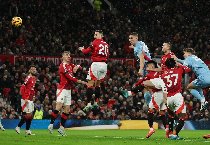 Trung vệ MU bị ví như một đứa trẻ, quá dễ để bắt nạt