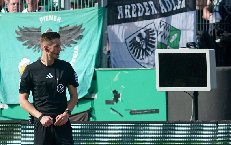 CĐV bị cáo buộc phá hệ thống VAR khiến trận đấu rơi vào tranh cãi