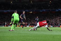 Tranh cãi trọng tài không thổi penalty cho Arsenal