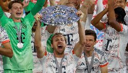 Harry Kane rạng rỡ nâng cao chiếc cúp đầu tiên