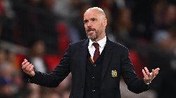 Ten Hag phải giảm 25% lương để ở lại MU