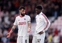 Bruno Fernandes mắng Mainoo ngay trên sân