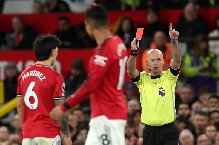 Martinez bị treo giò bao nhiêu trận sau pha kéo tóc gây tranh cãi?