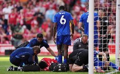 Sao Ngoại hạng Anh hôn mê sau ca mổ sinh tử