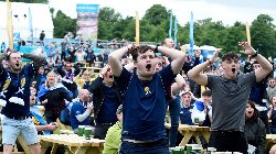 Fan Scotland bị hành hung dã man trước trận khai mạc