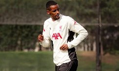 Vì sao Isak bị gạch tên ở trận Liverpool đấu Burnley?