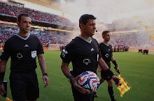 Trọng tài bị tố thiên vị vì các quyết định bất lợi cho đối thủ của Messi