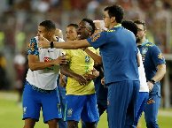 Vinicius sắm vai tội đồ, Brazil bị đội yếu nhất khu vực giỡn mặt