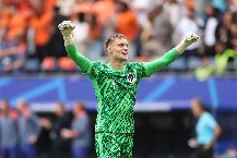 Bart Verbruggen là thủ môn trẻ nhất đá chính tại EURO sau 60 năm